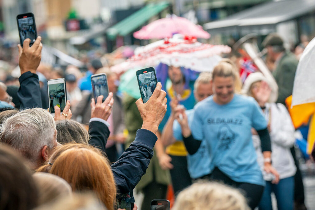 Folkeliv under årets Sildajazz. Hvordan det blir i 2025 er høyst uvisst etter at styret denne uka kunngjorde at de endrer driftsform. Vi intervjuer festivalsjef Terje Ekrene Vik, som dermed rett og slett må finne seg noe nytt å gjøre, i dette nummeret. Foto: Tommy Neverdal/Sildajazz