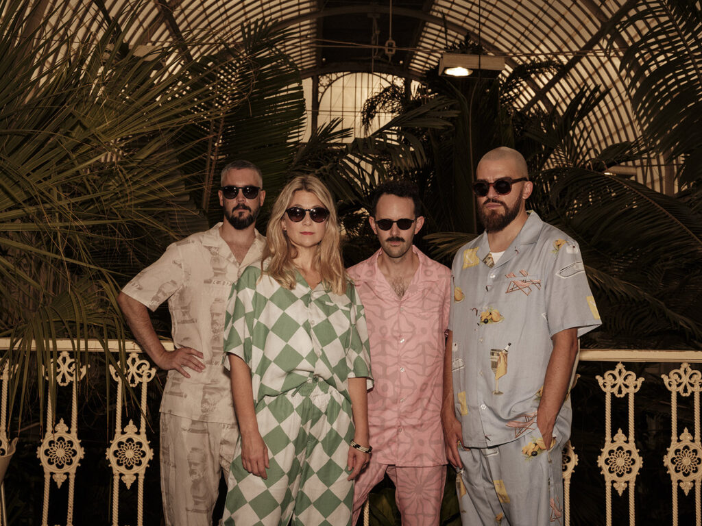 Dina Ögon har vært soundtracket til de siste sommerne, i Skandinavia og forbi. De inntar Karpedammen på Akershus Festning i august, og i dette nummeret byr vi på flere saker om bandet. Foto: Mikael Kenta