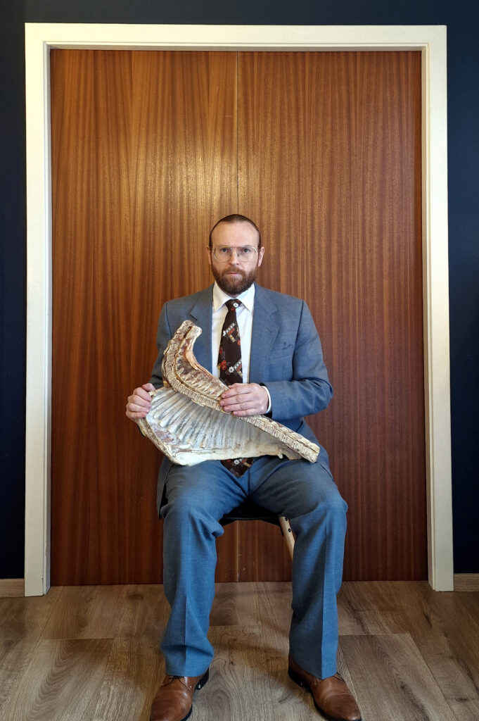 Trommeslager og djembedoktor Tore Flatjord spiller konsert på pinnekjøtt denne førjulssesongen. På husets saueribbe? Nei, på ingen måte, han har kjøpt den inn selv. Les hva, hvordan og kanskje også hvorfor lenger ned i remsa. Foto: Tore Flatjord Productions