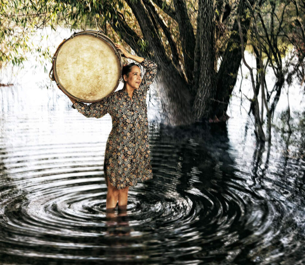 Marilyn Mazur i elva. Et helt særegent musikkliv tok slutt 12. desember, og vi snakker med bassist Ellen Andrea Wang, som spilte med henne i Shamania. Foto: Per Morten Abrahamsen