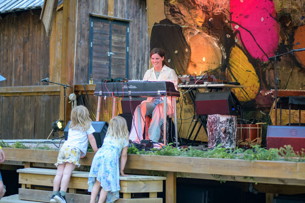 Anja Lauvdal spiller for unge jazzfreaks på Motvind i sommer. Et av mange høydepunkter fra et år med noen dype dalsøkk - men som også brakte med seg en sorts tro på det trassige. Foto: David Laskowski/Motvind