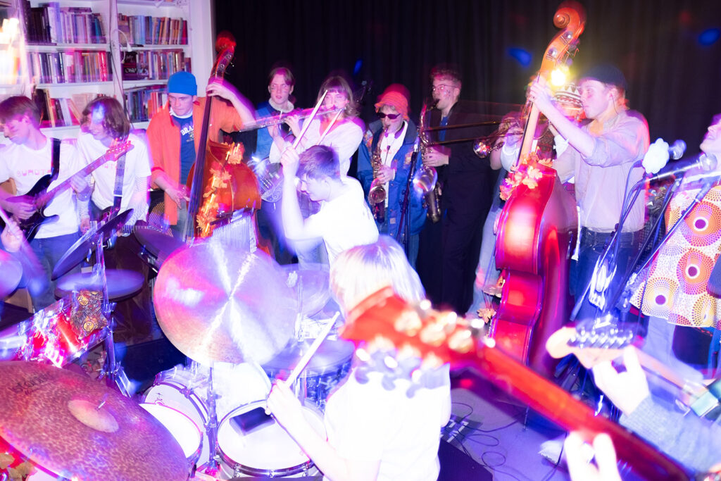 Sundtopi er navnet på vårens store turné fra elevene på Sund Folkehøyskole. De spiller på flere steder rundt omkring i Norge denne uka - og kommer med remsas varmeste anbefalinger. Foto: Lauritz Høgås
