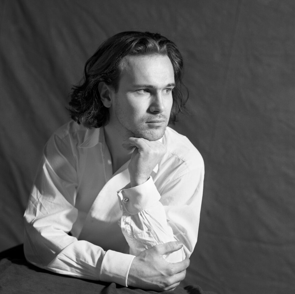 Bendik Hofseth i dype tanker. Nå er saksofonisten, multiinstrumentalisten, komponisten og musikkbransjemennesket blitt ridder, snart spiller han svær konsert i operaen og vi byr på et fyldig intervju i denne ukas remse. Fotografiet er ved Cathrine Wessel. 