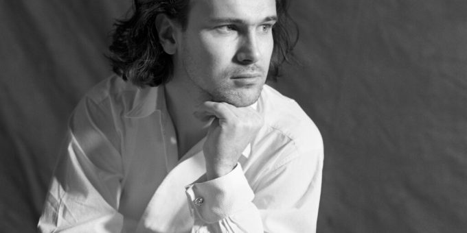 NTT: Portrett av artisten som ung – og litt mer voksen – mann