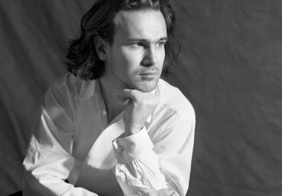 NTT: Portrett av artisten som ung – og litt mer voksen – mann